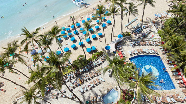 A one-bedroom oceanfront suite provides bird’s-eye views of Outrigger Waikiki’s pool and beach action. // © 2017 Outrigger Hotels and Resorts