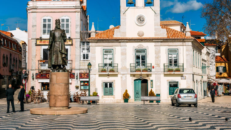 Cascais' city center features mosaic-tiled sidewalks. // © 2017 iStock