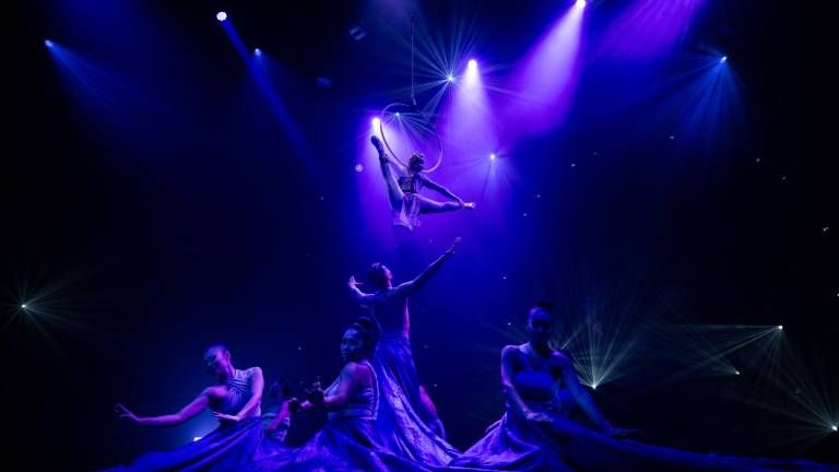 One act of the show honors Hina, the Hawaiian goddess of the moon.